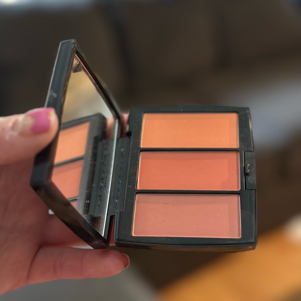 Anastasia, Beverly Hills brush Trio in peachy love